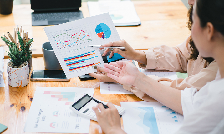 University financial aid officer meeting with a student